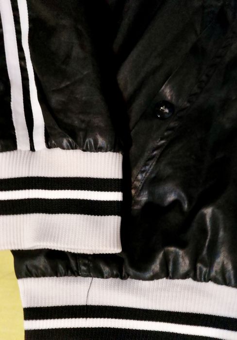 Geaca New Era două culori.