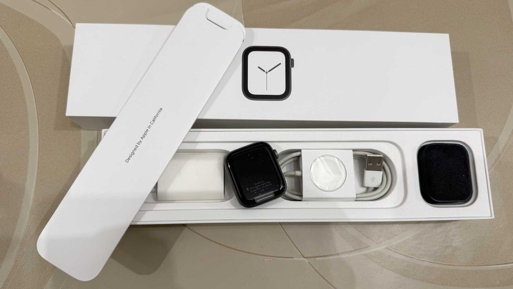 Apple Watch 4 Space Gray / Black Sport Band MU6D2WB/A 44мм