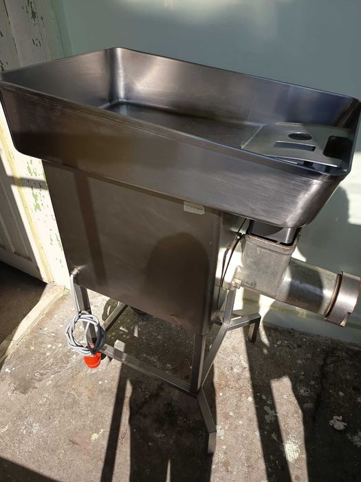 Професионална машина за меляне на месо