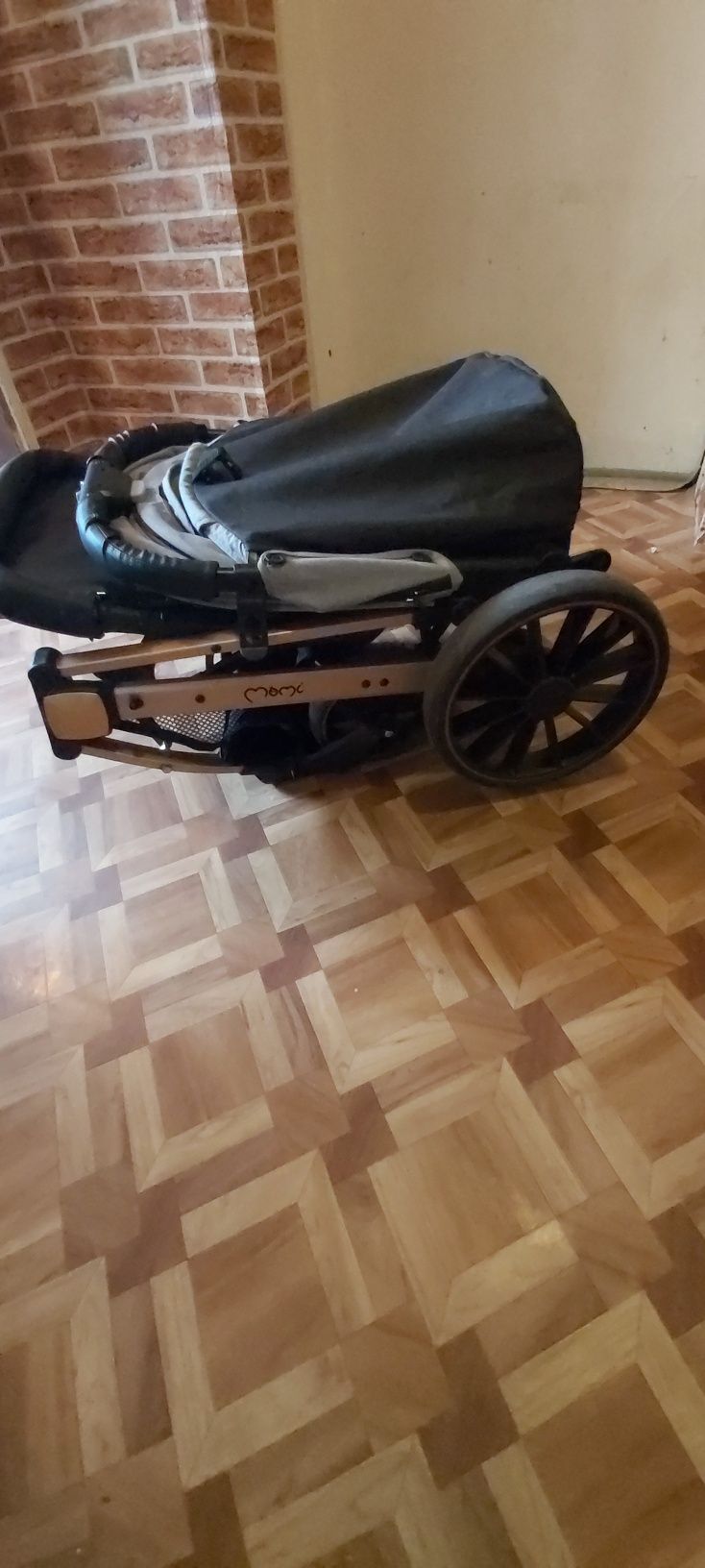 Продавам количка MOMI Estelle Dacar възраст 6+ до 22кг.Много запазена