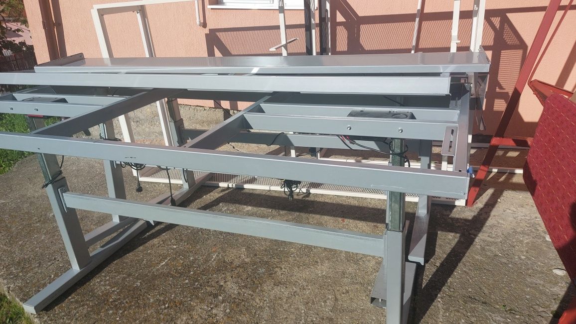 Vând diverse piese de mobilier: noptiere ,mese ,rastele ,stative etc.
