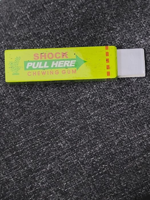 Gumă cu electroșoc pentru farse