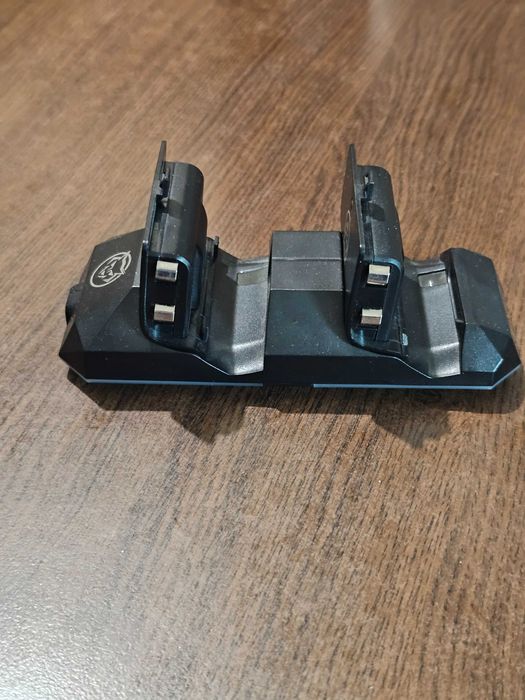 Statie incarcare si 2 acumulatori pentru Controllere Xbox One / One S