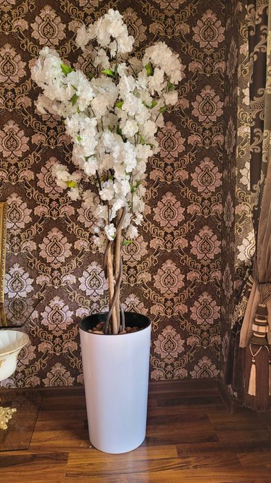 Suniy gul juda chiroyli, holati yangi