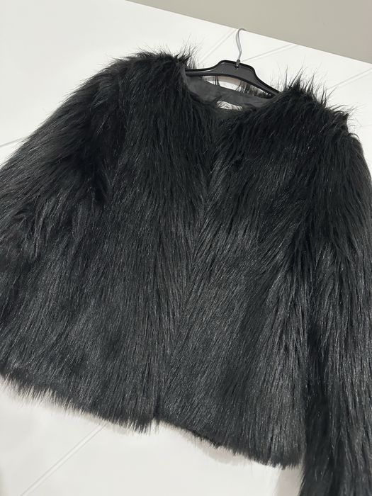 Haina din blană artificială neagră – look elegant și glam