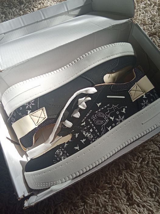 Продам новую пару кроссовок