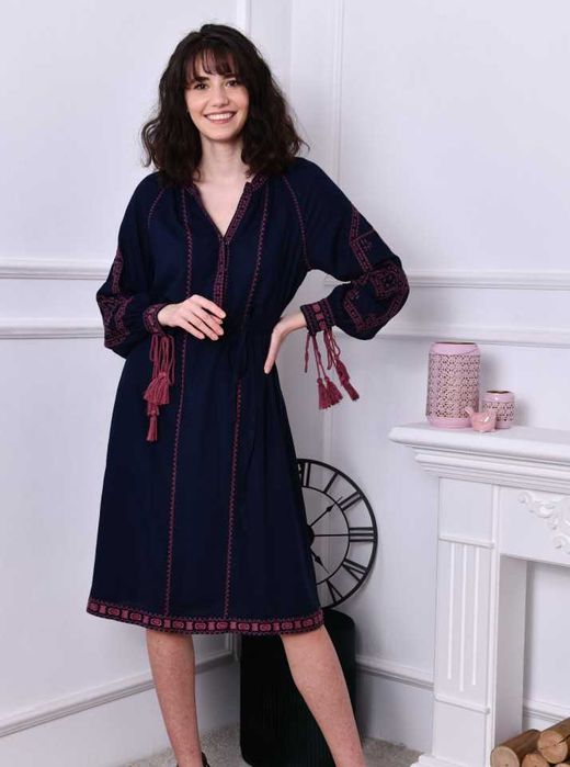 Rochie lunga, culoarea maro, cu broderie si ciucuri