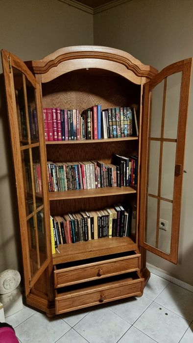 Красив шкаф (библиотека) с витрина от масивно дърво.