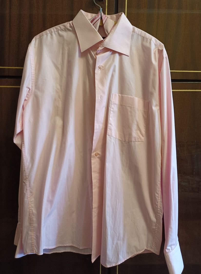 Мужская рубашка розового цвета с галстуком