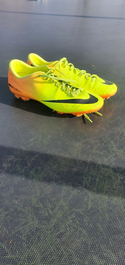 Ghete fotbal Nike Mercurial