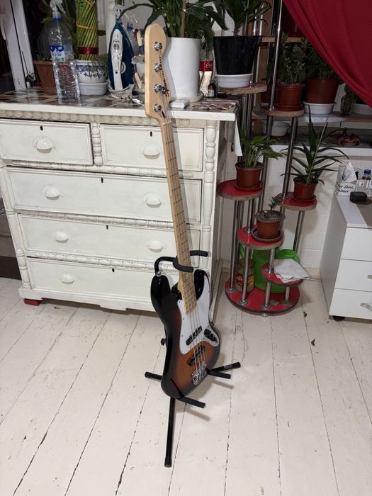 Продается Басс гитара fender squier affinity jazz bass sunburst