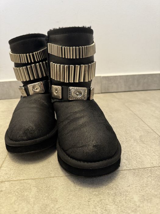 Cizme tip UGG cu accesorii metalice