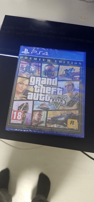 PlayStation 4 cu 2 manete și joc GTA V nou ,hard disk 500Gb