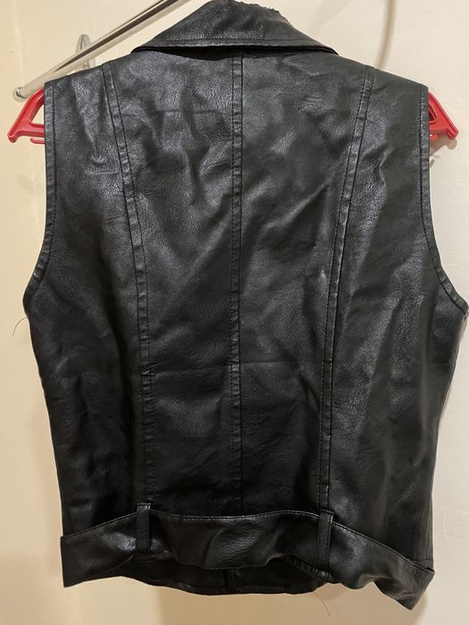 Модная красивая кожинка без рукава