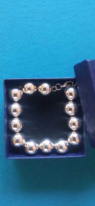 Елегантна, нова, сребърна гривна в кутия