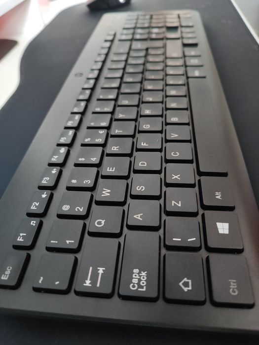 Комплект безжична клавиатура с мишка HP 330