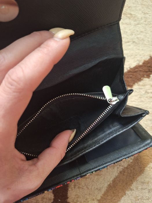 Дамско портмоне Guess и лилав крокс и друго