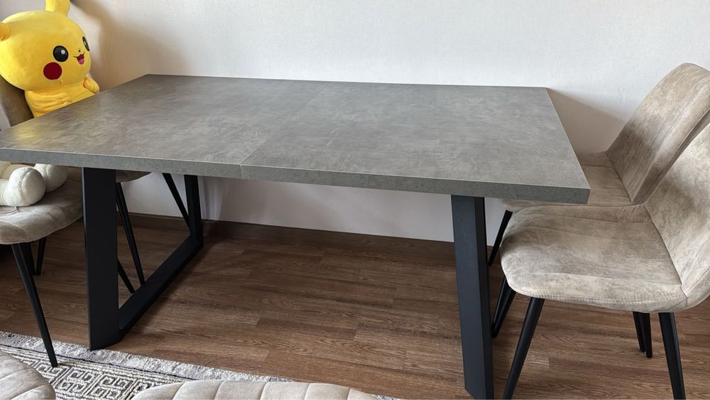 Стол для гостиной в хорошем состояний