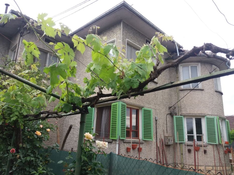 Къща монолитна 220 кв.м.+ дворно място в гр.Горна Оряховица