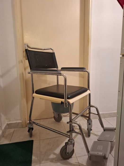 Тоалетен стол с подвижни колела