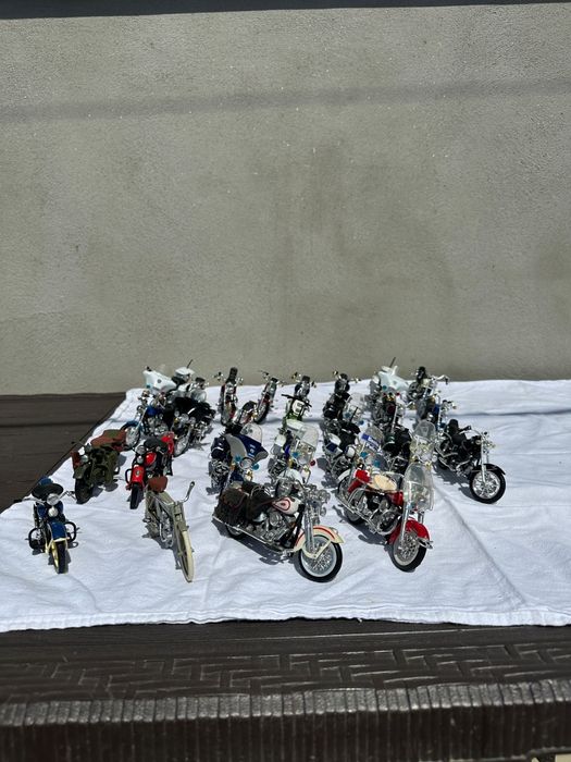Vând colecție de machete moto