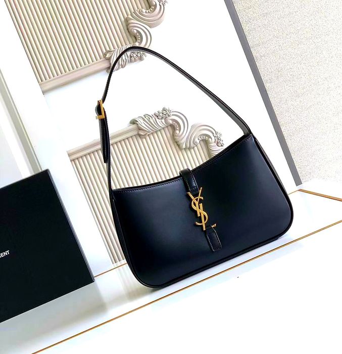 Дамска чанта на Ив Сен Лорен