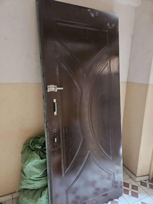 Продаётся дверь входная железная