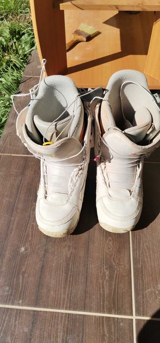 Vând Boots Burton