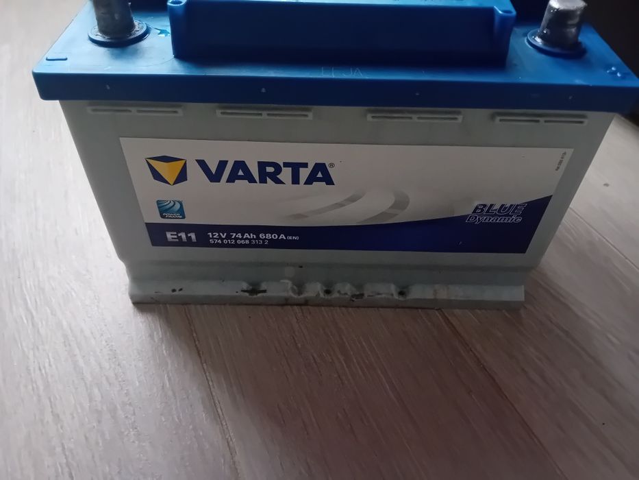 Vând acumulator auto Varta de 74  ah