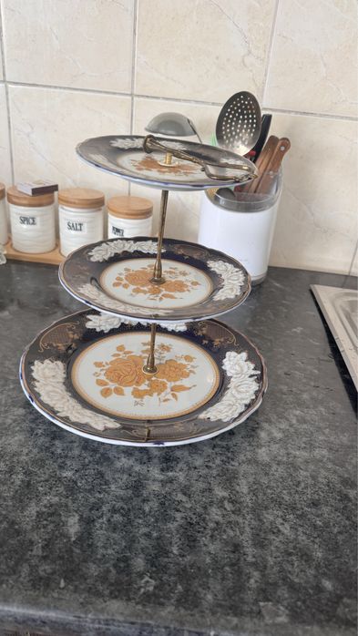 Трёхярустная посуда в хорошем состоянии