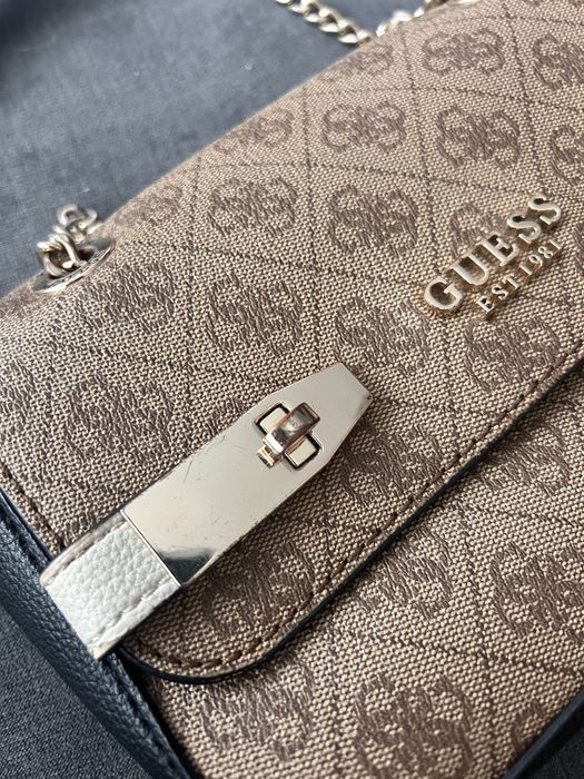 Чанта guess в кафяво