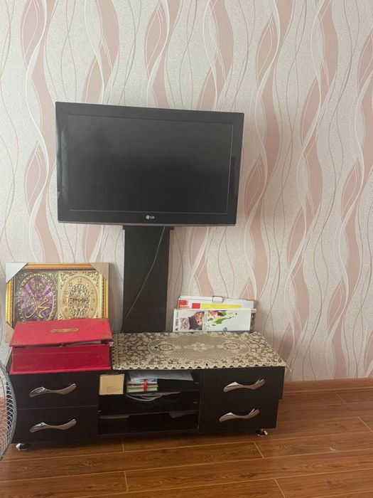 Диван мехмонхонага , янгидек хич қаери чўкиб қомаган.TV тумбаси