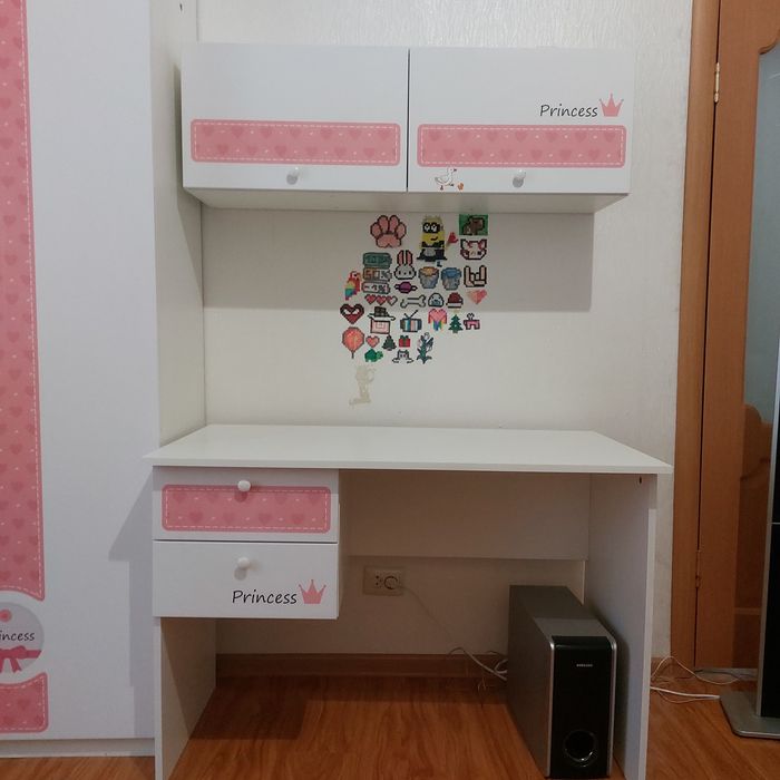 Письменный стол с навесной полкой