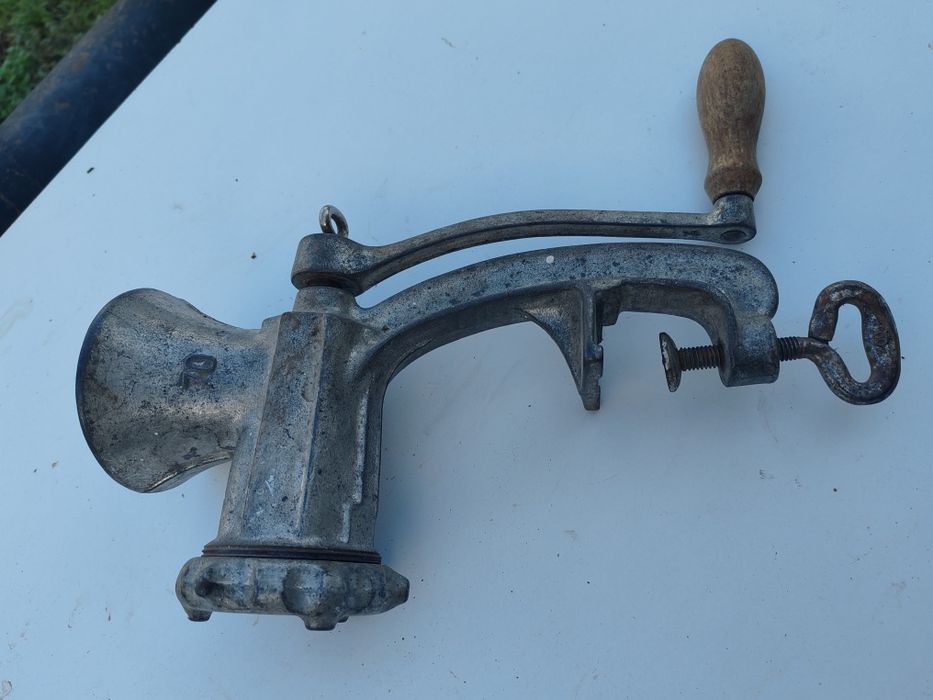 Месомелачка, огледало, касичка, статуетка