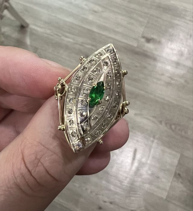 Золотое женское кольцо с бриллиантами