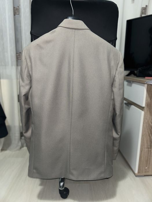 Vând costum în 3 piese pentru bărbați