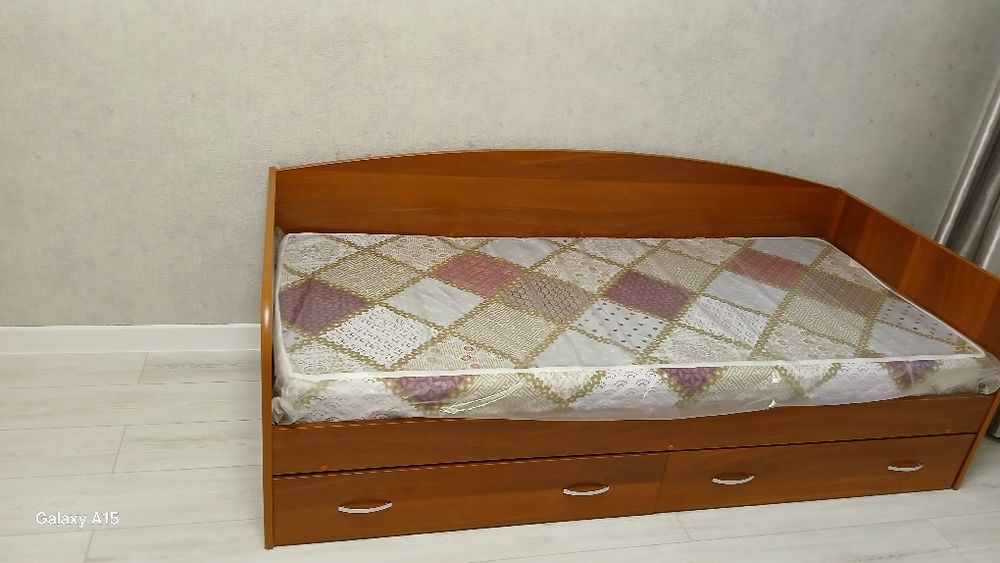 Продам кровать односпальную с матрацем