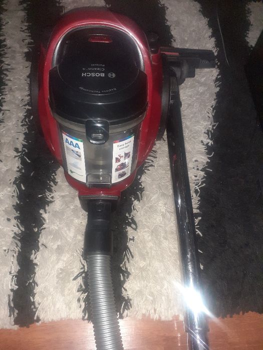 Aspirator Bosch fără sac .este ca nou