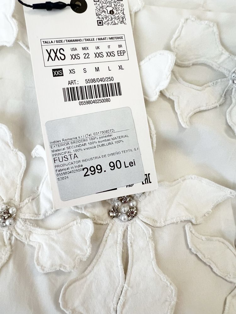 Fusta scurta ,  Zara, noua,  cu flori aplicate, si margele XXS