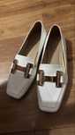 Pantofi loafers albi eleganti cu detaliu auriu, marimea 38