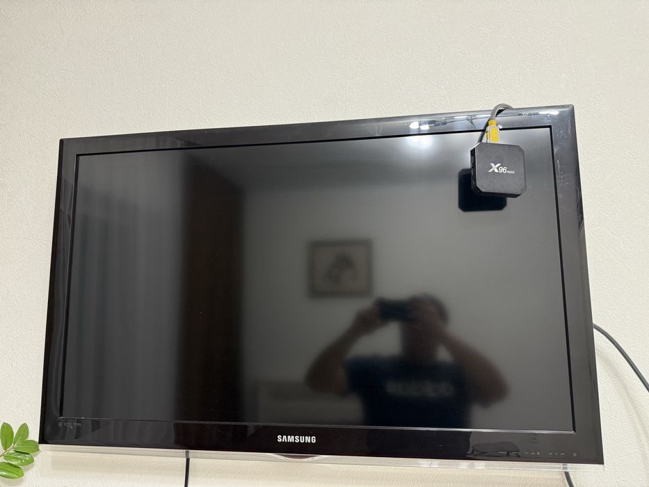 Продам телевизор  109см+ смарт приставка