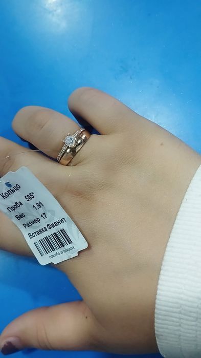 Золотой кольцо 1,9 г