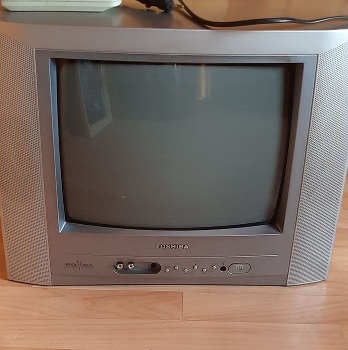 Телевизор TOSHIBA  с пультом. Б/у.