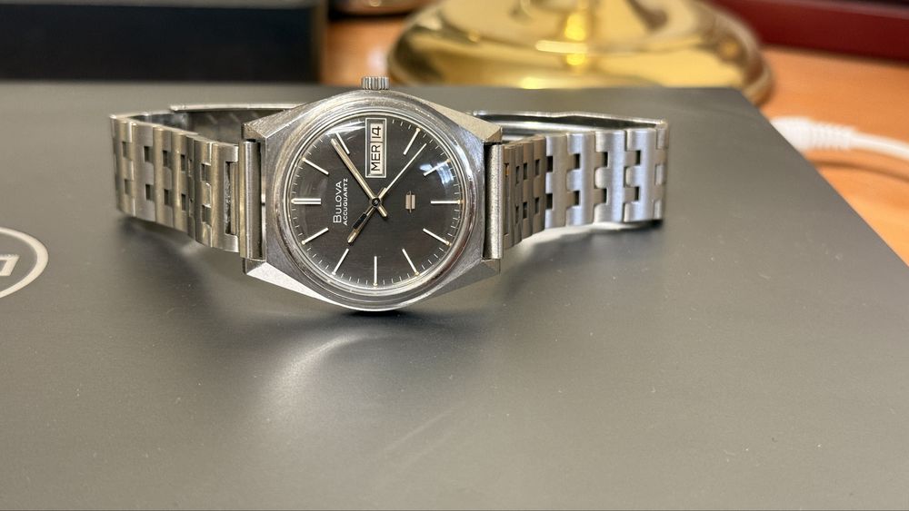 Bulova Accutron Accuquartz cu mecanism calibrul 2242,