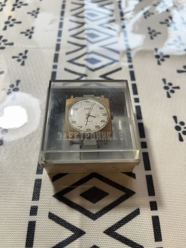 Продам часы  ZARIA