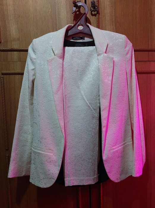 Брючный костюм, на девушку.