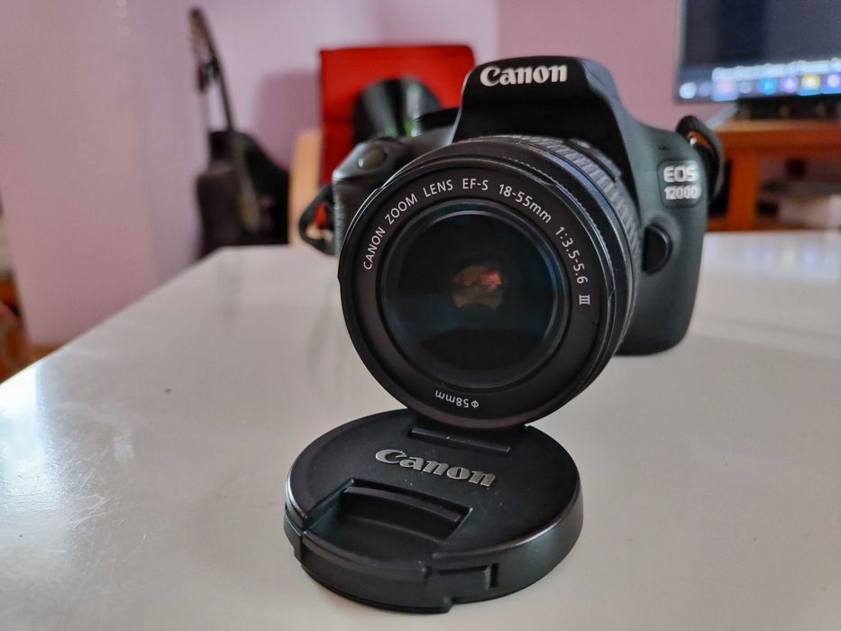 Цифров фотоапарат Canon EOS 1200D + обектив (неизползван)