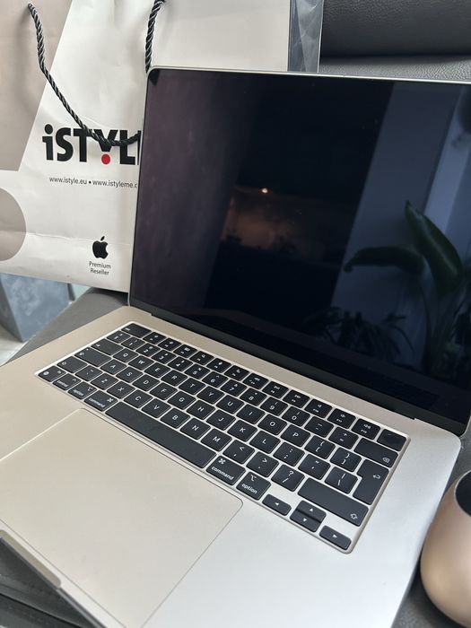 Apple MacBook air Starlight 15.3 inch M2 chip