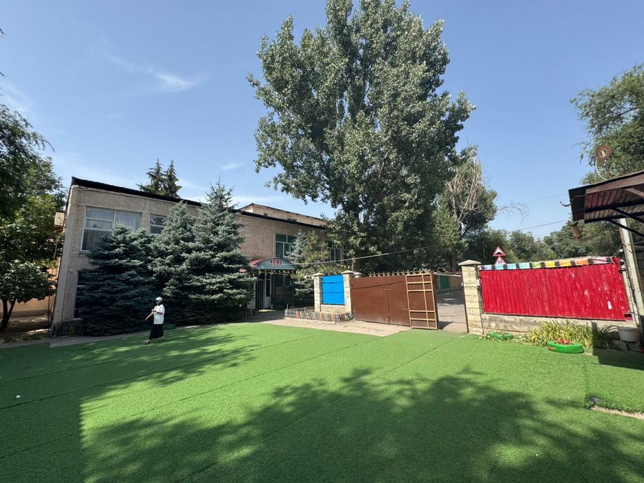 Отдельно стоящее здание с участком 49,6 соток.