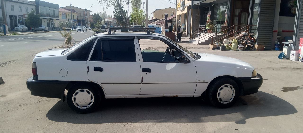 Продаю свою нексия 1